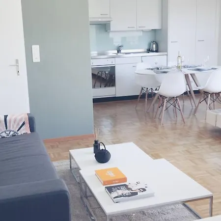 Charming In The Centre - Art 21