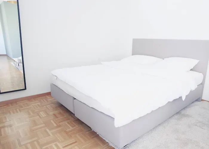 Charming In The Centre - Art 21 *